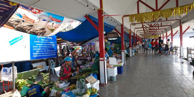 地元の方が来る感じなのかな。野菜や果物、シーフードも売っていました。