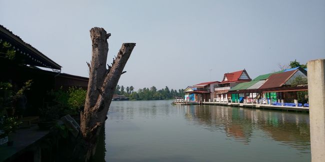 昔懐かしい感じのする水上マーケットです。ここで、PAOさんご夫婦の親戚の方達、お友達ご夫婦と合流することになっていたようです。ここでトータル10名になりました！