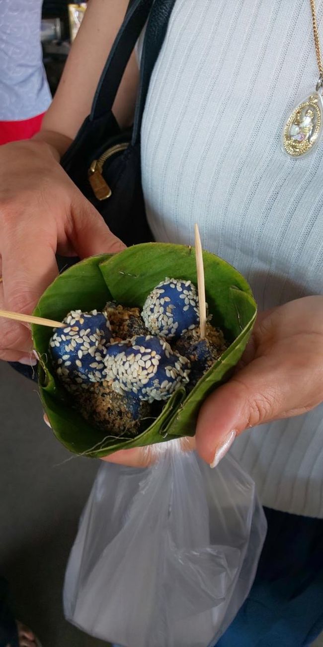 PAOさんが不思議な色のスイーツを買ってくれました。中にあんが入っていたような･･･。ゴマ味ときな粉味だった気がします（苦笑）素朴な感じのお菓子で美味しかった。