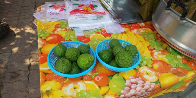 ごつごつしたみかんのような果物！？、これ、なんとアールグレーティーの香り付けにも使われているベルガモットなんです！お店のおばちゃんが香りを嗅がせてくれましたが、ほんと良い香り♪買いたかったけど、持ち帰れないし、諦めました。（涙）