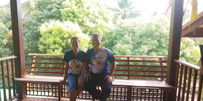 お宅の２階にはこんな素敵な場所が。こちらは今回お世話になったPAOさんご夫婦。タイの方はペアルックがお好きなようです。