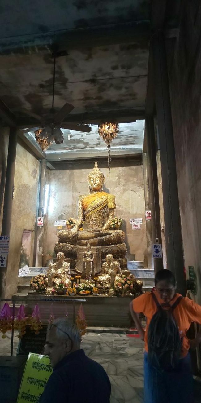 夕方になってきたので、みんな（12人）でアムパワーに向かいます。途中、Ｅちゃんが私に見せたいと言っていた場所に寄ってもらう事に。普通の仏像かと思いきや・・・<br /><br />