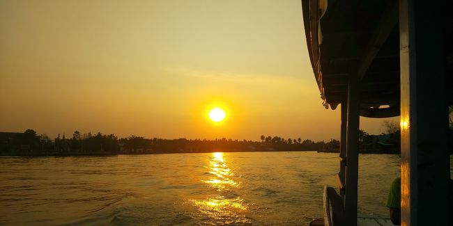 ワット・バーンクン近くの船着き場からアムパワーへ、ボートに乗って移動します。<br />夕日が凄く綺麗でした！