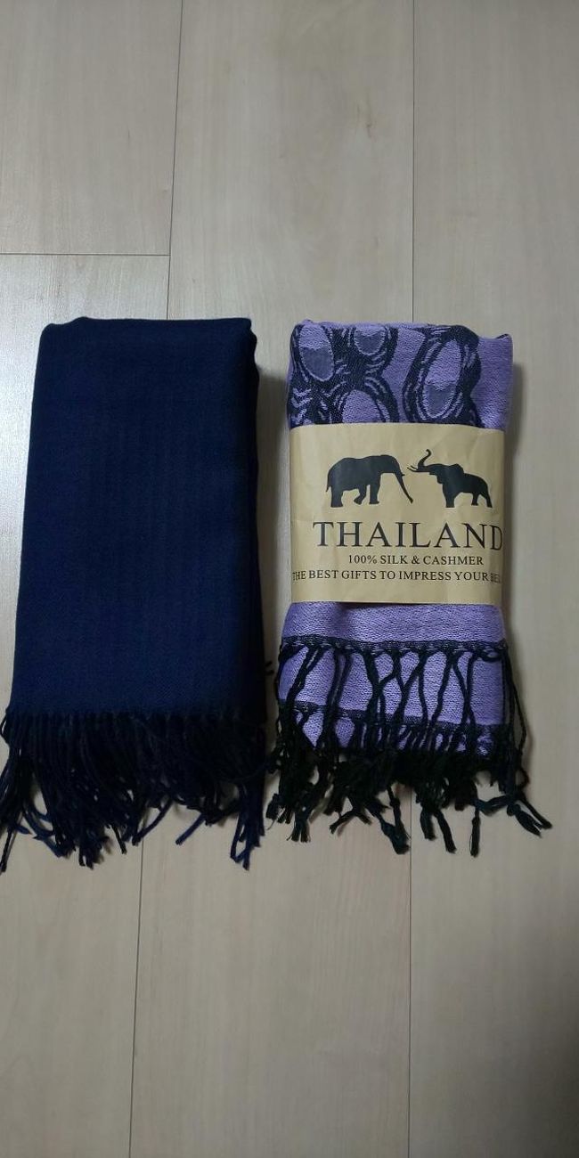 左は旦那さんのお土産に買ったカシミアマフラー（ＭＢＫで350バーツだったかな）<br />右はナイトマーケットで買ったショール。6個で500バーツ！Ｅちゃんと3個づつ買いました。両方とも肌触りバツグンです！