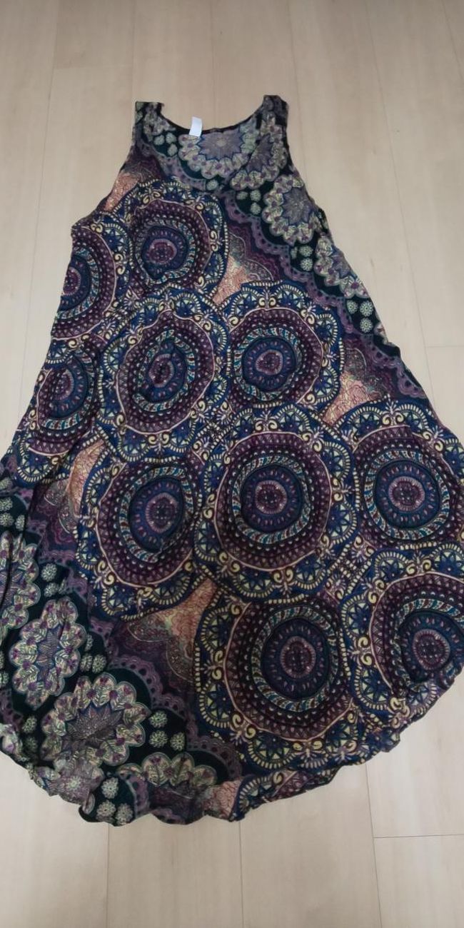 ナイトマーケットで200バーツ。着ると裾のカットが素敵です。