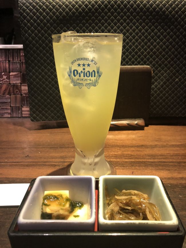 お通しとシークワーサーハイ<br /><br /> emiさんは口の脇が切れて、はや１週間なので、ビタミンB12の、欠乏を疑っているダリル！ 船酔いだ！と本人は言ってるけど、平衡感覚の異常は、欠乏症の症状だよ～～？<br /><br />極端に細いから、胃酸の分泌が衰えているのかも？ だと、船でたくさんの肉を食べても、カラダに吸収されないのかなぁ～？<br /><br />極端なベジタリアンでないと、B12って、まずは不足しないんですけどね？ 老人専門職は、お仕事モードで乗客を 見てしまうなぁ～？ 爪が灰色なので、血虚で当たってるかも？ 海苔（葉酸）といっしょに食べないと、いけないので、ダリルは毎日、手巻き寿司用の海苔で、クリームチーズを食べて 補給してます！