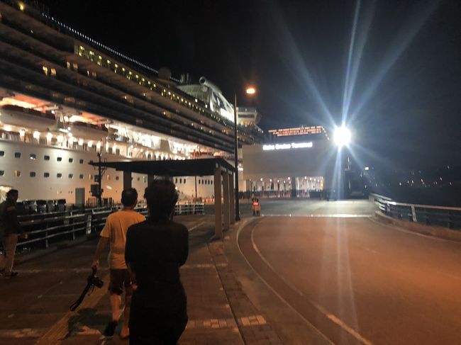 治安のいい日本だから怖くないけど、海外だったらちょいと怖いかも？な、暗い帰り道でした！ 那覇市は、もうちょっと 街灯を設置してください！<br /><br />船が見えた時、みんな、安堵のため息が、、、