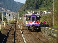 東雲（しののめ）駅。
ラッピング車両（今自分がのっているのもそうだけど）とすれ違い。
