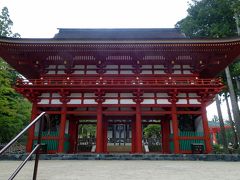 中　門

　壇上伽藍の南の入口にあたり，天保14年（1843年）の大火で焼失したが，2015年高野山開創1200年を記念して172年ぶりに再建された五間二階建ての楼門