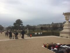 そのあと、ルーヴルの近くまで戻って来てチュイルリー公園を抜けます。天気はまあまあ。