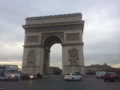 そのまま進んでいき凱旋門へ。最近のデモでもこのあたりの写真をよく見ます。パリのシンボルであるという証拠かもしれませんね。
