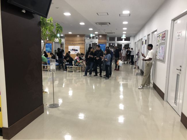 コレは船のスタッフが、無料のWi-Fiをするために、イミグレの建物に集まってるの図<br /><br />ダリルもメールとLINEを送りまくり、、、だったのですが、時間が経つほど遅くなる！ 笑！ ドンドン帰ってきた乗客が加わり、画像のアップが遅いコト！  あきらめて船に戻りましょう！ <br /><br />16日間の４トラ遮断は、、、なんか、間の抜けた日々だぁ～～<br />