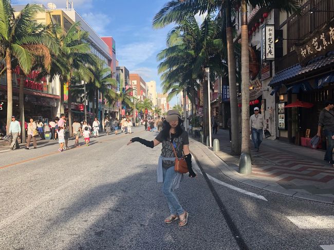 はーい！国際通り<br /><br />この後、前回に行った格安マッサージへ！ きょうもインバウンドがいっぱい！ マッサージ終わったら、   emiさんは夕食の約束を反故にして、船に戻っちゃったので、ひとりでニ幸へ！<br /><br />「船で食べれば無料じゃん」と、言われたのですが「マズイからヤダ！」と、言ったら「アンタの舌はグローバルじゃない」との捨てゼリフ！ <br /><br />（そんな、安っすい舌はいらんわ～～）<br />グローバルでなくて けっこうざんす！ お金持ちの考えは、よくワカラン？ せっかく観光地に行ったら、ソコでしか食べれないモノを食べるのが、旅行ってモンしゃないか？ 沖縄はうまいもんが、たくさんあるぞ？<br /><br />と、老人ホーム船の年齢なんだな～と、、、実感！ 観光をするだけの体力が、もうナイのかも？ ダリルは風邪ひいてるから、ヘロヘロだけど、ナントカ美味しいモノを食べたい！ 栄養失調を放棄してると、痴呆になり、二度と正気に戻らんのじゃ～～！<br /><br />ビタミンB12と6と葉酸！<br />