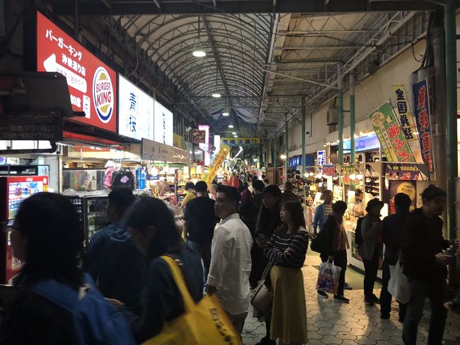 市場通りにぷらぷら<br /><br />スゴい人だね～<br /><br />なーんも買いたいモノはないので、、、