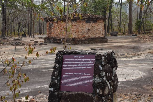 大回りコースの後欲が出て、小回りで駐車場に戻れるコースに入りました。ここで最後に確認できた建物が、「Abandoned Stupa」＝捨てられた仏舎利塔とでもいうのか、四角い部屋です。この後進んで行くと、コースを示す置き石が出たり消えたり、方向板が壊れて落ちていたり、30分以上歩いたら何処だか分からなくなってしまいました。ようやく迷ったと気づくも、来た道の記憶があやふやで、聴こえるのは、恨めしい鳥のさえずり、もはや40℃にもなろうかとしている照り返しの気温。このまま倒れたら明日にはミイラかと、心底恐怖でした。感覚を頼りに30分ほど歩き回った末、道を示す置き石を見つけた時は、大げさではなく生き帰られたと思いました。やはり外国、一人歩きは注意しましょう。