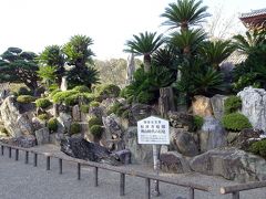粉河寺庭園

　国の名勝庭園に指定されている，日本庭園としては珍しい石組の庭園