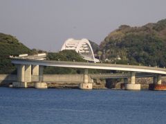 くしもと大橋

　平成11年９月８日に開通した，串本本土と大島をつなぐ橋。290ｍのアーチ橋と苗我島に架かる386ｍのループ橋からなる
