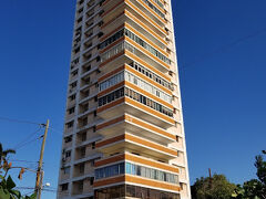 年末年始なので　キューバの良いホテルはお高く

旧市街には車で行かないといけない場所ですが　口コミ評価と

綺麗で許せるお値段のホテルというか　カーサ

ここはアイスランドの時と同じで　普通に住んでいる方もいる

マンションの何室かを　貸し出しているゲストハウス
CasavanaCuba

 

