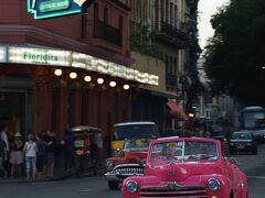 長いカウンターのある　バーレストラン

フロリディータの先に賑やかな通りあり

それがオビスポ通り