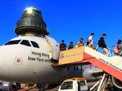 香港空港にて就寝。
この日の歩数＝10781歩