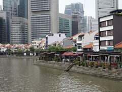 シンガポール川の河岸にはレストランが立ち並んでいます
全体的なお値段は高めのよう
その背後には大きなオフィスビルがあって、そのギャップが面白い