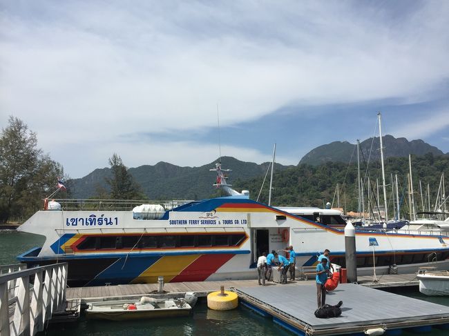 船はこんな感じ。1日に2便出ています。チェックインのときにパスポートを没収されます。私たちは事前に情報収集済みでしたが、知らなかったら不安になるかも。パスポートはタイに入国するときに返してくれます。