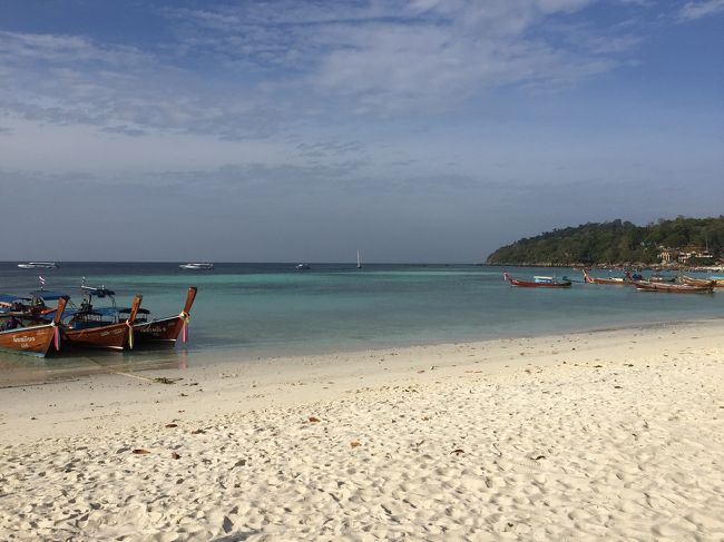 1時間半の船旅のあと、リペ島に到着。ボートが到着するのは島の西側のパタヤビーチ沖で、そこからロングテールボートに乗り換えて上陸します。<br /><br />サラサラの白砂に青く透明な海で、ここがメインの港とは思えないのどかな感じ。とはいえ、ほかの2つのビーチ、サンライズビーチとサンセットビーチに比べるとここがいちばんにぎわっていて、レストランやバーの選択肢も多いようです。