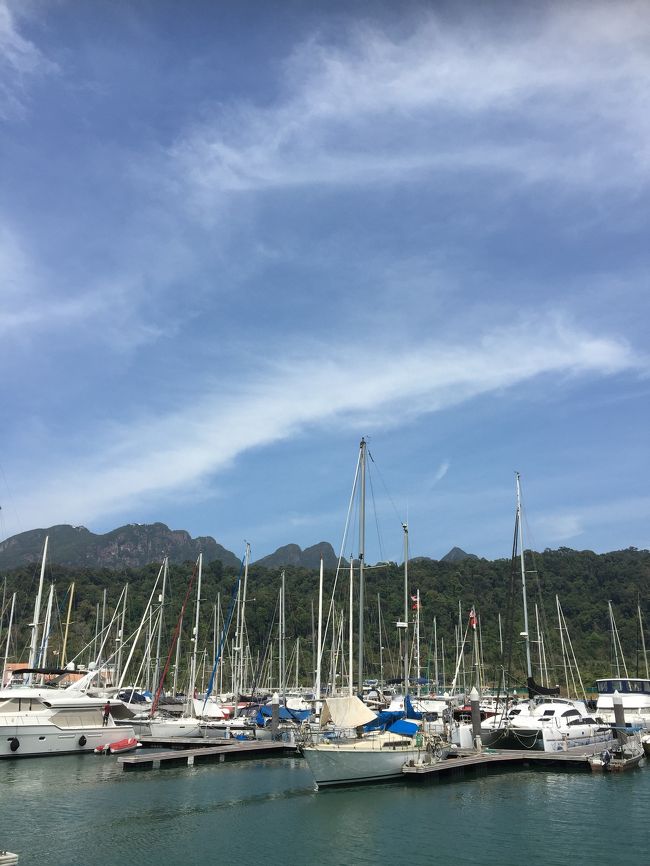 リペ島への行き方はいろいろありますが、東京から行く場合はマレーシア経由が便利です。クアラルンプールからランカウイ島に飛んで、そこからスピードボートに乗ります。ボートが出る港は2ヶ所あって、空港から近いのはテラガハーバーのほう。タクシーで10分くらいで、料金は30リンギット（約800円）でした。