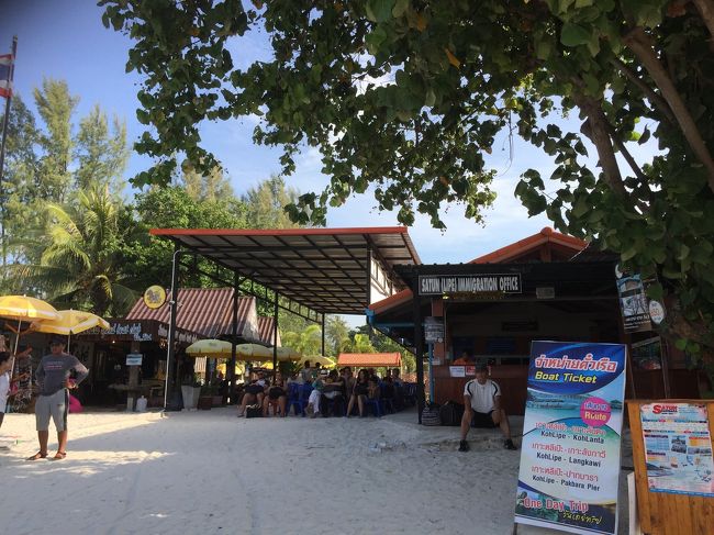 ビーチにイミグレーションがあって、ここでタイに入国します。声の大きいお兄さんが何か叫んでいて、よく聞くと国名。オーストラリア！とかイタリア！とかカザフスタン！とか（カザフスタン人を見たのはこれが初めてだったかも）呼ばれた国の人がお兄さんのところに行くとパスポートを返してもらえる仕組みです。面白いくらいにさまざまな国籍の人がリペ島に上陸したことがわかります。みんなの名前を正確に発音するのはむずかしいので、国名で呼ぶのは理にかなっているかも。返してもらったパスポートを持って入国審査を通って、簡単な荷物検査をしておしまい。ホテルの人が迎えにきてくれていて、その人のあとについていきます。