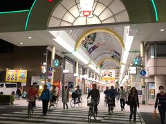 『田町商店街』

自転車が駆け抜ける商店街

先週の朝、
駅に向かうものすごい数の自転車に異国感すら思えた