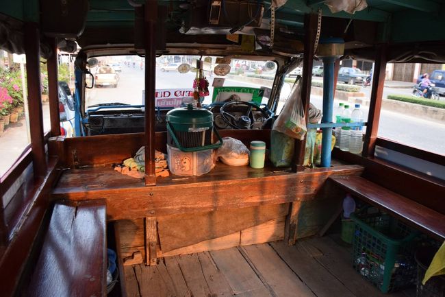 乗ってみると、セルフで水も飲めます、お茶もあります。出発しても30km/時くらいの低速で、歩いている人を見つけては、クラクションを鳴らして「乗らんか！」の声を掛けていきます。乗り降りは自由で、30分ほど走って旧市街地に入ると、こちらは本場の朝市が始まっていました。眺めている内に、歴史公園に到着したので、駐車場前のレンタサイクル屋で自転車を借りてさあ出発です。