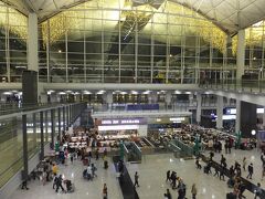 香港国際空港に到着