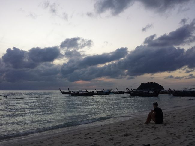 そこそこ早起きできたのでサンライズを見に！<br /><br />ですが、かなり雲っています。<br />去年に続きリぺ島での朝日は拝めていません！