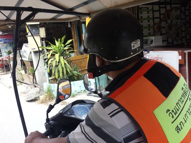 初めてトゥクトゥクに乗ります。<br />1人50BHT。