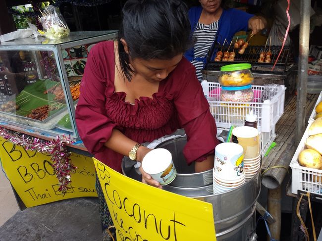 さらに歩くと旨そうなココナッツアイスが