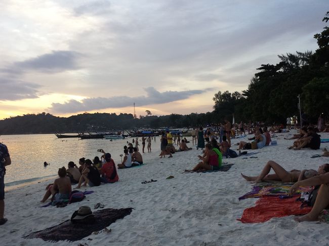 こんなにたくさん人が集まってきます。<br />18時20分ごろ。