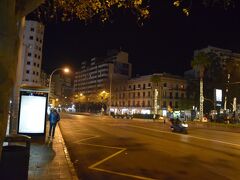 15分ほどでパルマのスペイン広場前に着いた。
バス停から左側を見たところ。
