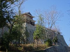 松山城。高台にあり石垣が立派です。