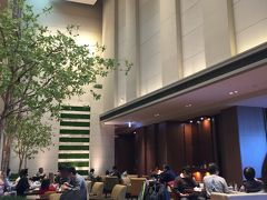 今夜は大阪マリオット都ホテルへ。
チェックインはラウンジで。15：00頃でしたが、ほぼ満席状態。