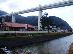 余部橋梁

兵庫県美方郡香美町香住区余部、ＪＲ西日本山陰本線鎧駅-餘部駅間にある橋梁。余部橋梁は２代存在し、初代の旧橋梁は鋼製トレッスル橋で通称「余部鉄橋」と呼ばれていた。