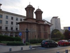 二つの塔が特徴のルーマニア正教独自の建築様式で、周囲の建物とは異なる独特の外観が魅力です。