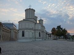 ルーマニア総主教座大聖堂（大主教教会）は、1655年に建てられたギリシャ正教会で、統一ルーマニア公国の成立後、1865年にルーマニア正教としてギリシャ正教の支配から独立しました。