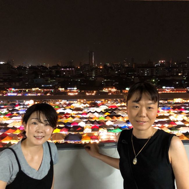 マーケットの横にエスプラネードというショッピングモールがあり、そこの駐車場からマーケットの夜景が綺麗に見えます。日本人の方も結構来ていたので、写真の取り合いっこをしてもらいました。