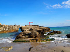 お参りをしてから白浜にある鳥居へ。海に向かって立っています。