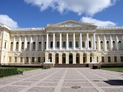 次に訪れたのはロシア美術館。
建物はミハイロフ宮殿と呼ばれ1825年に建てられてもの。この宮殿をニコライ２世が「アレクサンドル３世記念ロシア美術館」として開館したのが美術館の始まりで、イコン美術や１８～１９世紀のロシア美術（主に絵画）が収蔵されているそうです。
我々はツアーなので建物の外観を見るだけでした。