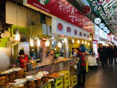 さらに隣のスニネピンデトッへ。店舗がたくさんある。2号店はユッケもあるらしいが、もう買ってしまったので普通に1号店へ。