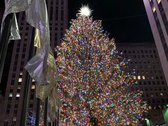 ロックフェラーセンターのクリスマスツリー再び。
夜の方がきれいかも！！