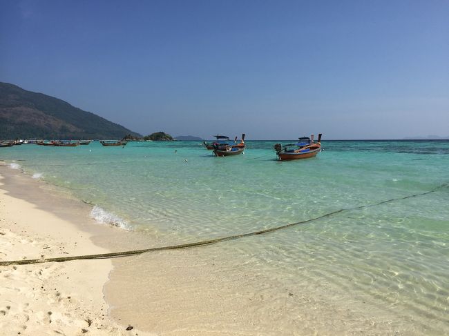 目の覚めるような明るいブルーの海。ロングテールボートがタイの島らしくて絵になります。ここで泳ぐことももちろん可能だけど、少し端のほうへ行くとボートの出入りもなく、泳ぎやすくなります。
