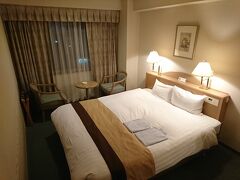 仕事終え長崎市内のビジホへ

ＪＡＬシティ長崎　７５００円くらいだったかな。

ベッドはキングサイズくらいあると思ったら、シングル２つ並べてあるやつね。
真ん中で大の字なって寝れん

