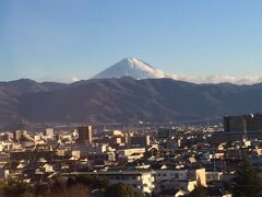 甲府　富士屋ホテルにチェックイン

宿泊した７階は禁煙フロアになっています
窓からの　富士山の眺めはいつみても気持ち良くさせてくれます。　

湯村温泉の一角にある　甲府冨士屋ホテルは温泉も気持ち良く、落ち着いたホテルで寛げます